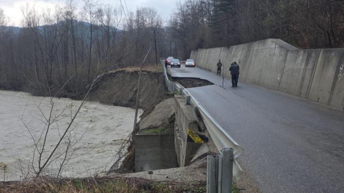 o bucata de drum s a surpat si a cazut in apa intr o comuna din vrancea este gaura in asfalt pe un sens de mers al dj 205d in paltin