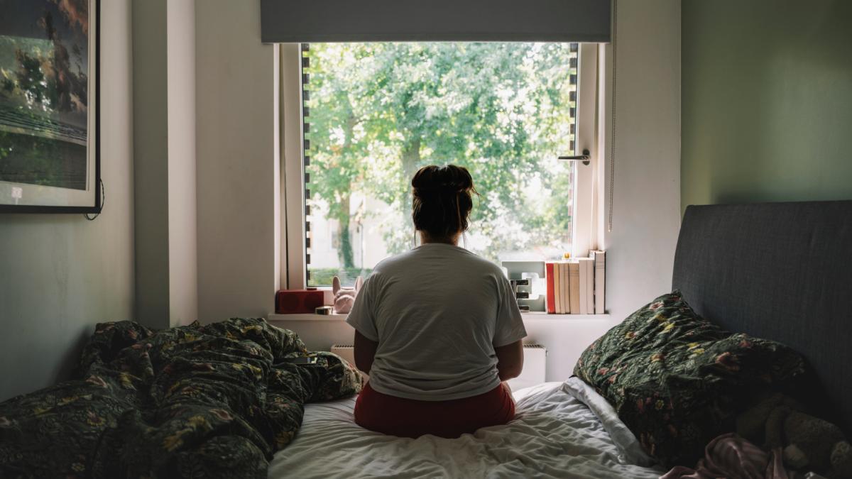 femeie fereastra contemplativ dormitor