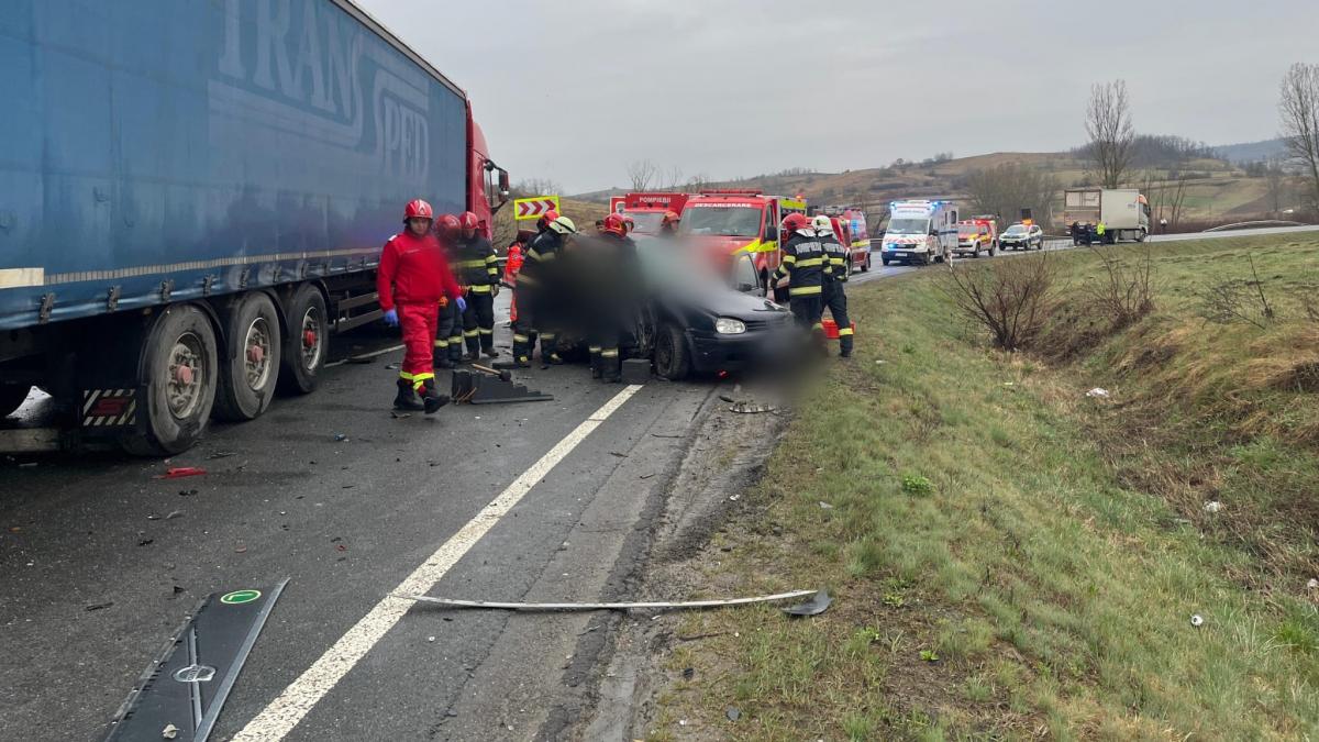 trafic oprit pe dn 1f in cluj dupa un accident intre doua camioane si un autoturism 5 oameni au murit in urma coliziunii