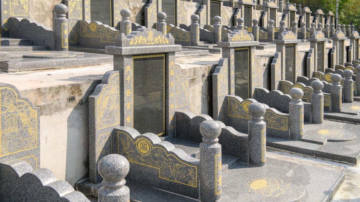 apartamente pentru morti chinezii isi pun ramasitele rudelor in locuinte improvizate pentru ca e mai ieftin decat la cimitir