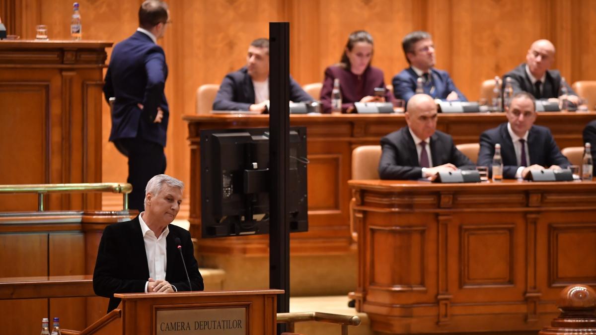 poza in care apar Daniel Zamfir, liderul grupului parlamentar PSD din Senat, dar şi Ilie Bolojan, premierul României