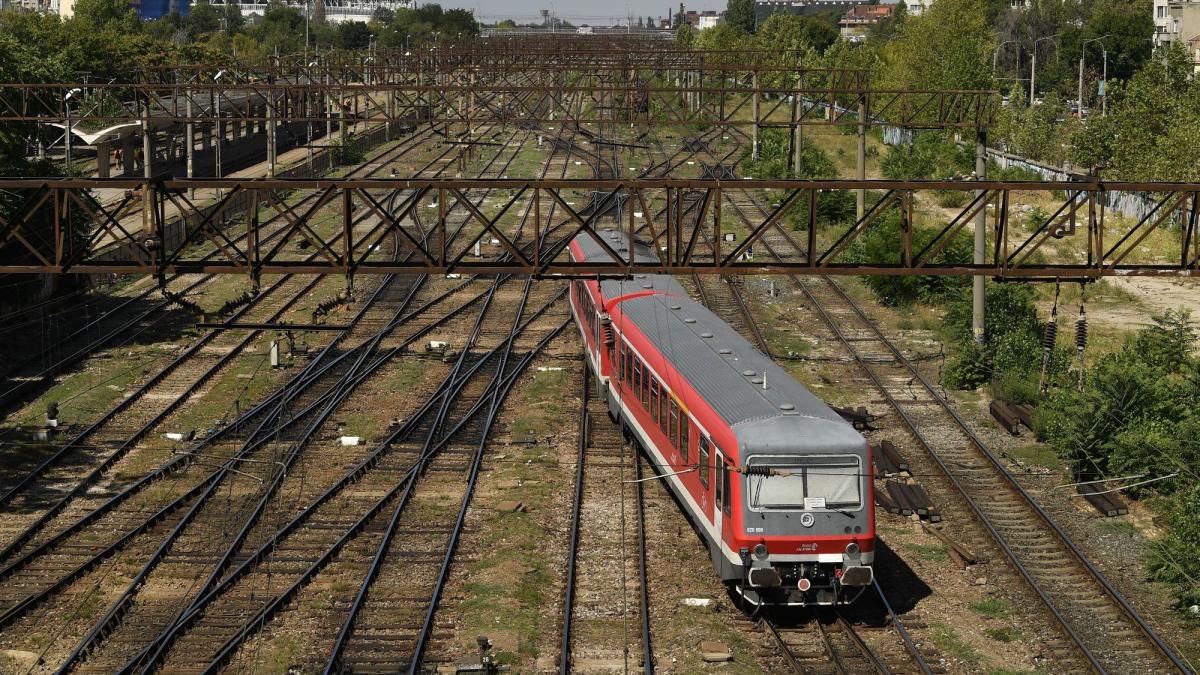 un tren se apropie de gara de nord
