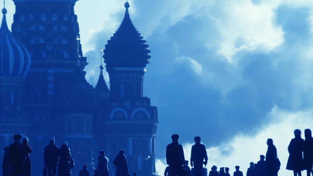 poza cu Piaţa Roşie din Moscova şi siluetele unor persoane 