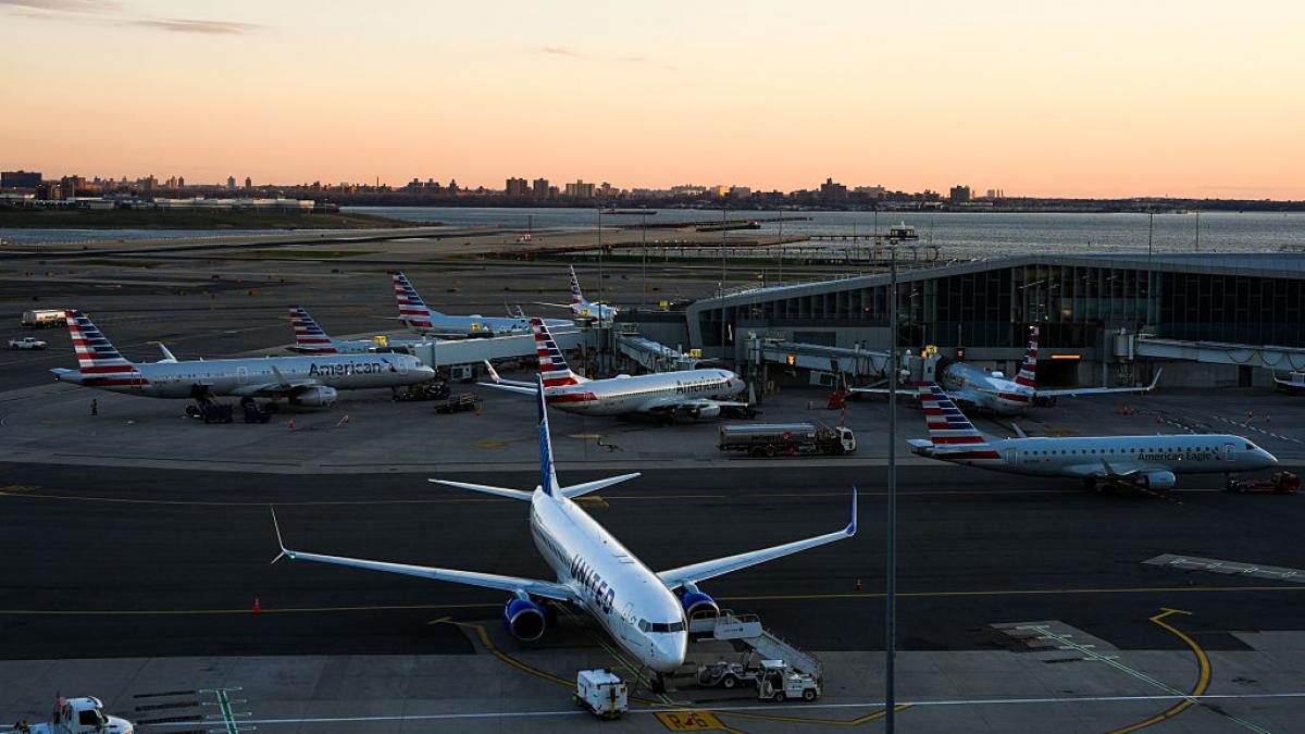 mii de zboruri au fost anulate dupa ce pretul kerosenului a explodat o penurie serioasa e la mai putin de o saptamana distanta