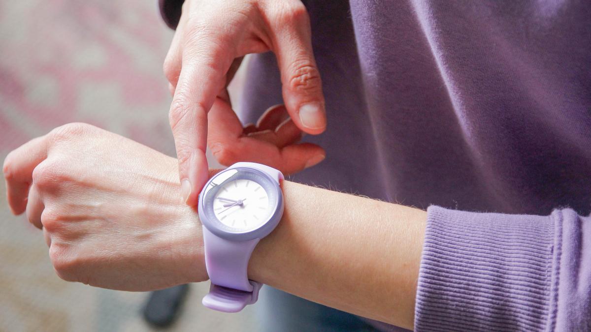 femeie cu ceas la mana