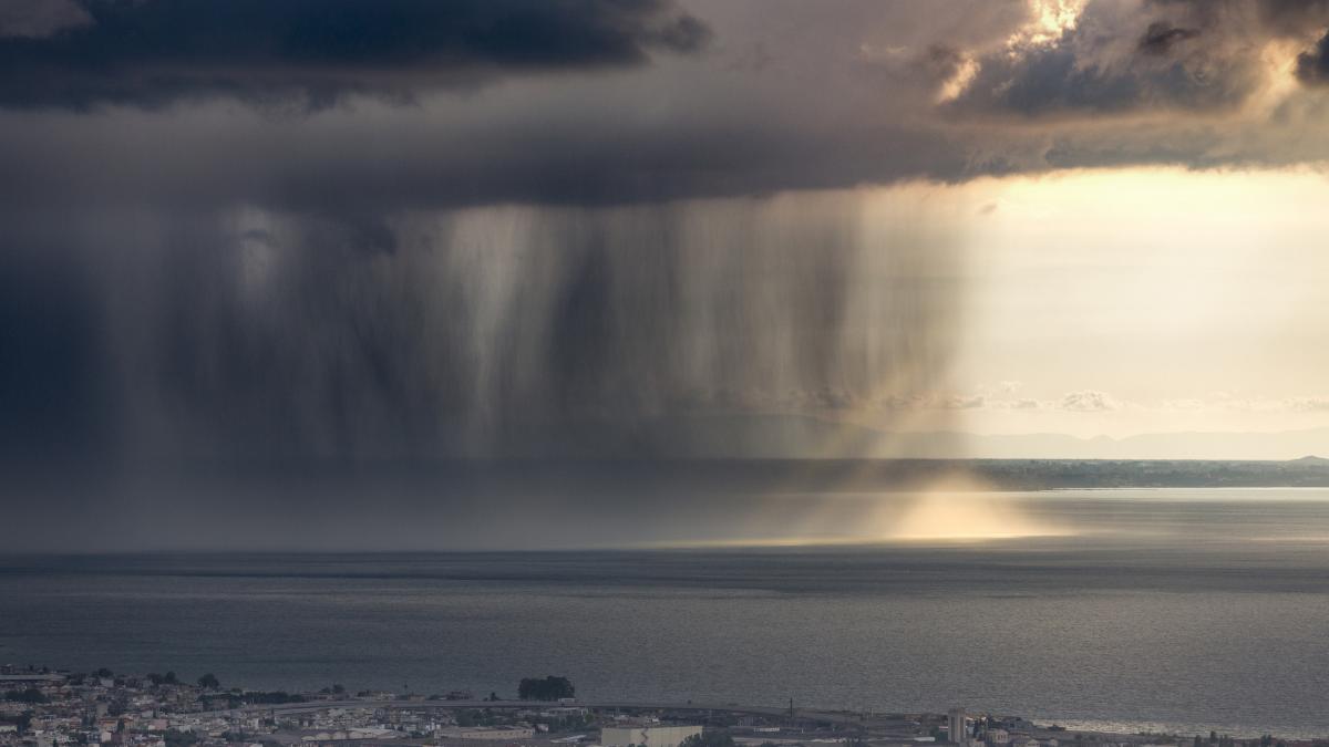nori deasupra unui oraș port din Grecia