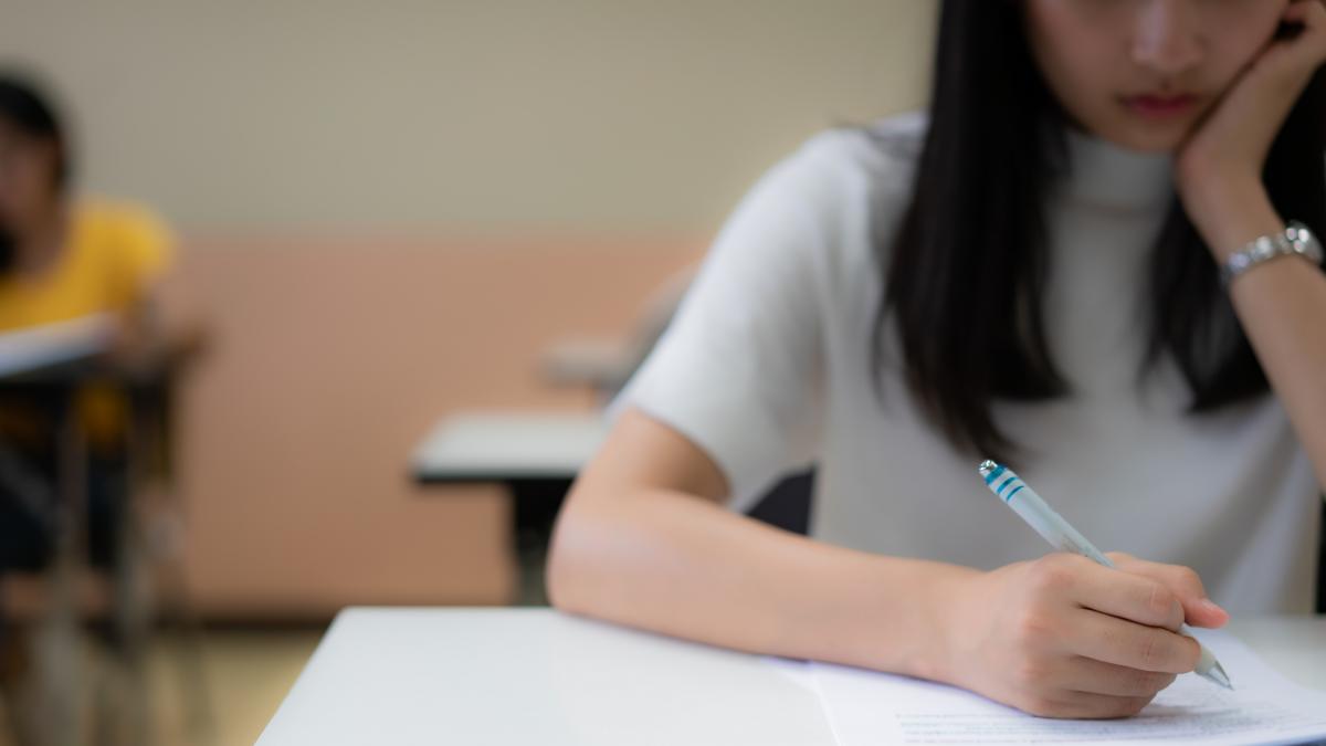 poza cu elevi intr-o sala de examen