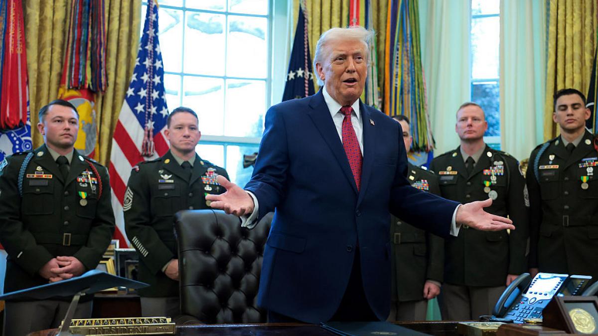 Trump în Biroul Oval cu militari în spate