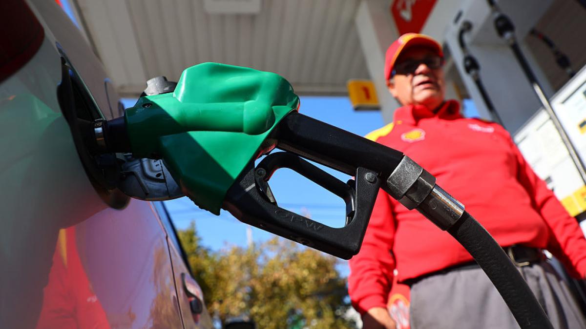 de azi se aplica plafonarea adaosului comercial la pompa ieftinirea carburantilor ar fi de pana la 10 bani pe litru teoretic