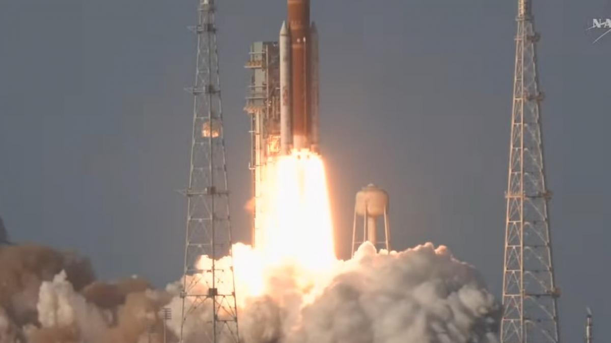 pana la luna si inapoi nasa lanseaza in aceasta noapte primul zbor cu echipaj uman spre luna orarul lansarii