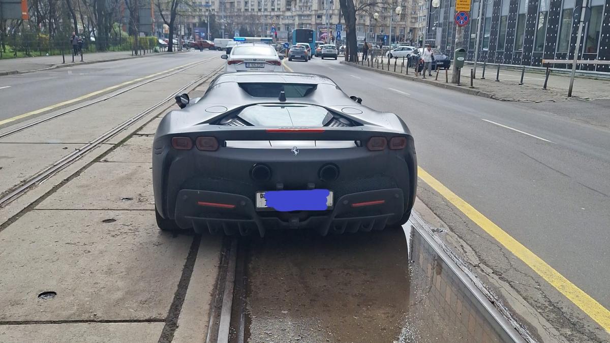 un sofer a parcat un ferrari sf90 pe mijlocul liniei de tramvai langa piata victoriei amenda e de 0 05 din pretul minim al masinii