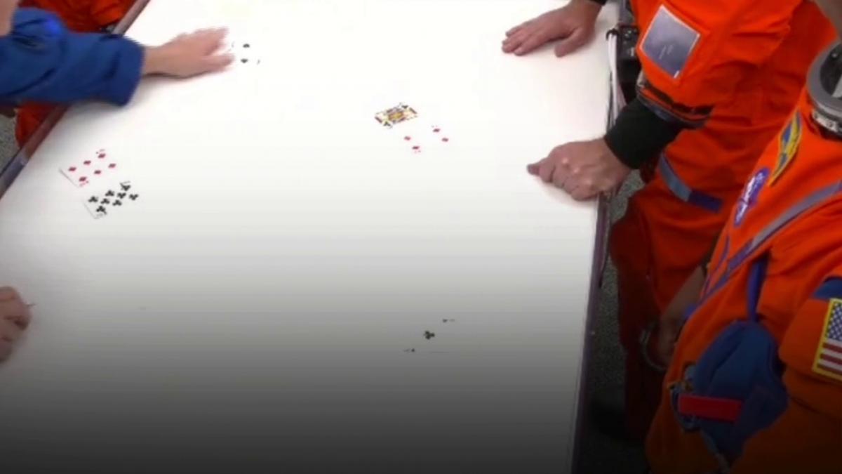 astronautii artemis ii au jucat carti inainte de lansarea istorica spre luna