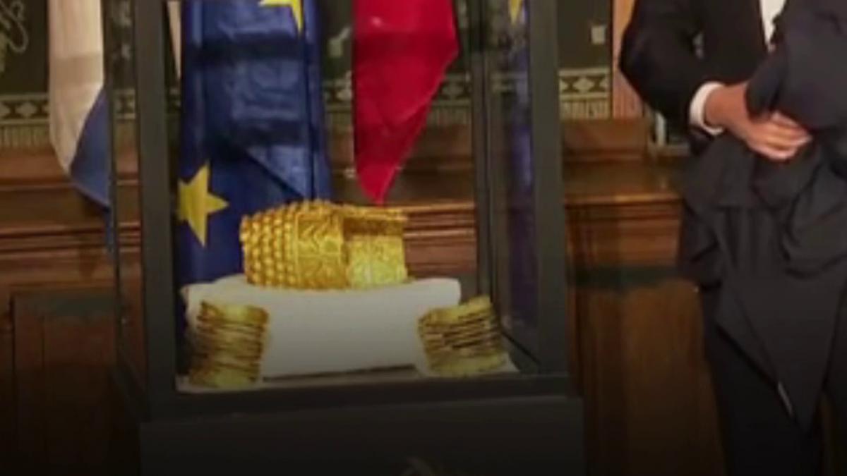 coiful de la cotofenesti si bratarile dacice au fost prezentate publicului cu mascatii ne asiguram ca se vor intoarce in romania