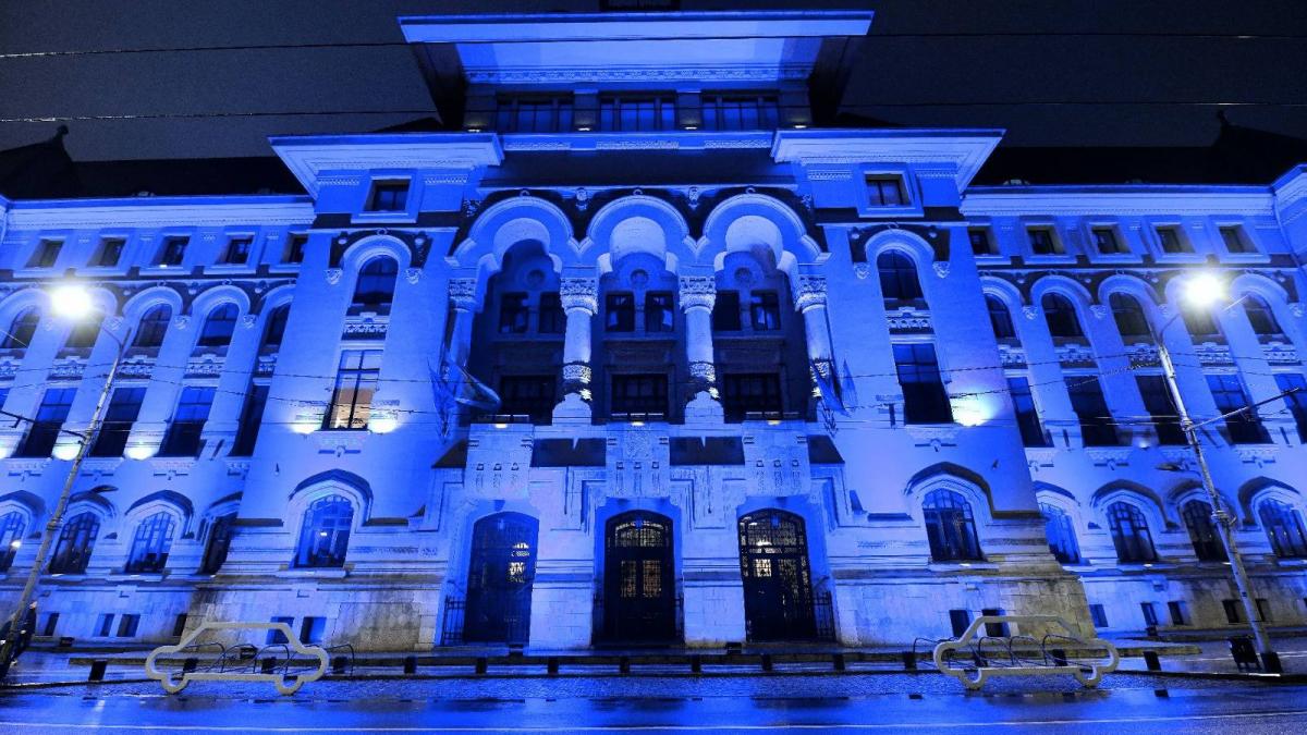 imagini cu sediul primariei bucuresti iluminat in albastru de ziua internationala de constientizare a autismului