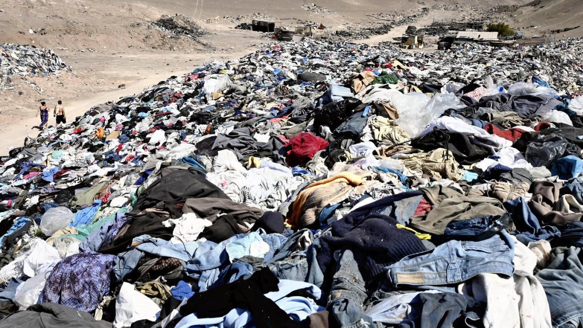 marea groapa de gunoi la moda un munte de haine cu etichete de firma pe care nimeni nu le mai vrea a aparut in atacama
