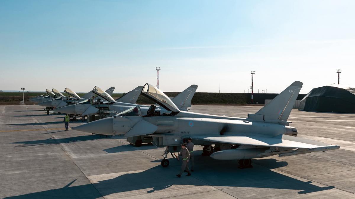 avioane britanice militare au ajuns la baza borcea pentru misiuni de politie aeriana toiu consolidam flancul estic al nato