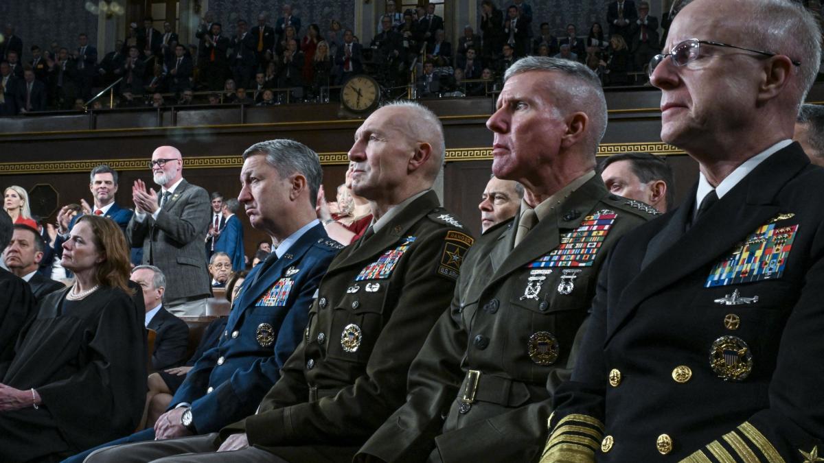 generalul Randy George si alti generali de rang inalt ai armatei sua in congres