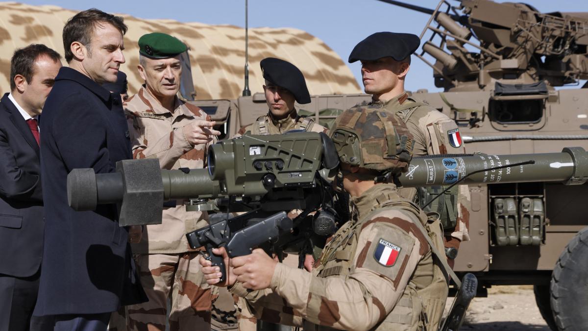 Macron militari francezi racheta