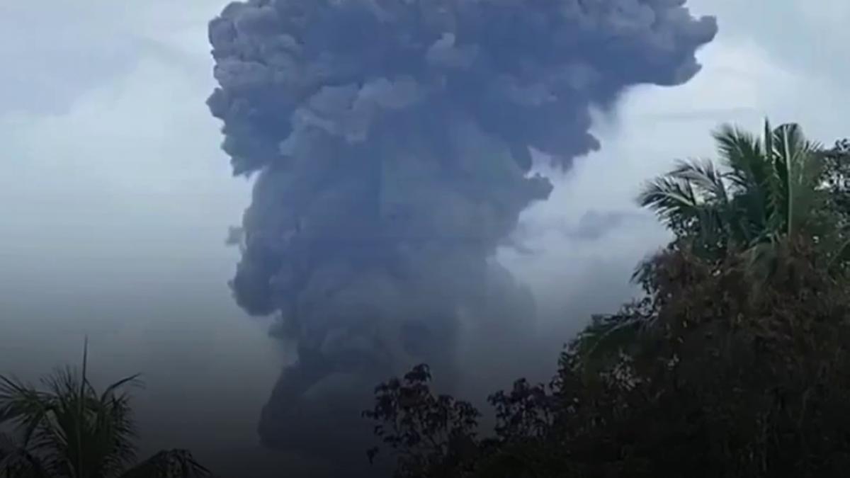 indonezia eruptie la vulcanul dukono nor de cenusa ajuns la peste 4 000 de metri