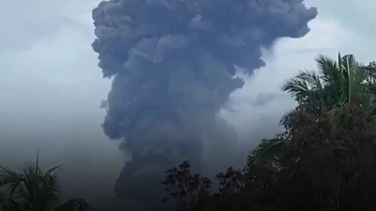 indonezia eruptie la vulcanul dukono nor de cenusa ajuns la peste 4 000 de metri