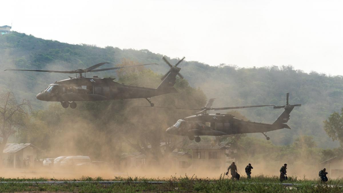 pentagonul a adus elicoptere de atac apache la baza mihail kogalniceanu