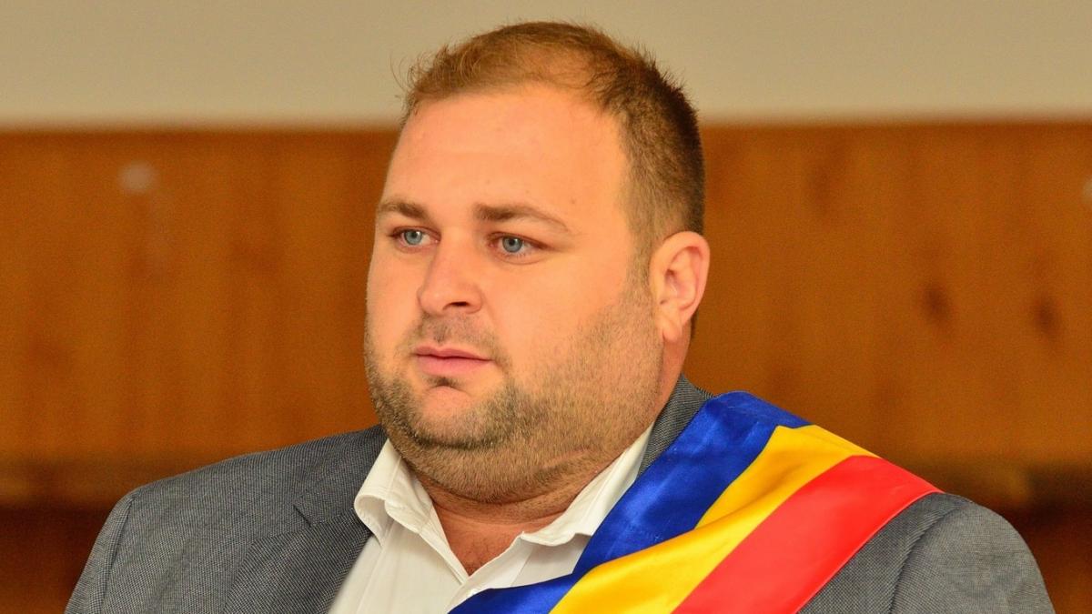 primarul unei comune din mures acuzat ca fura curent a fost pus sub control judiciar