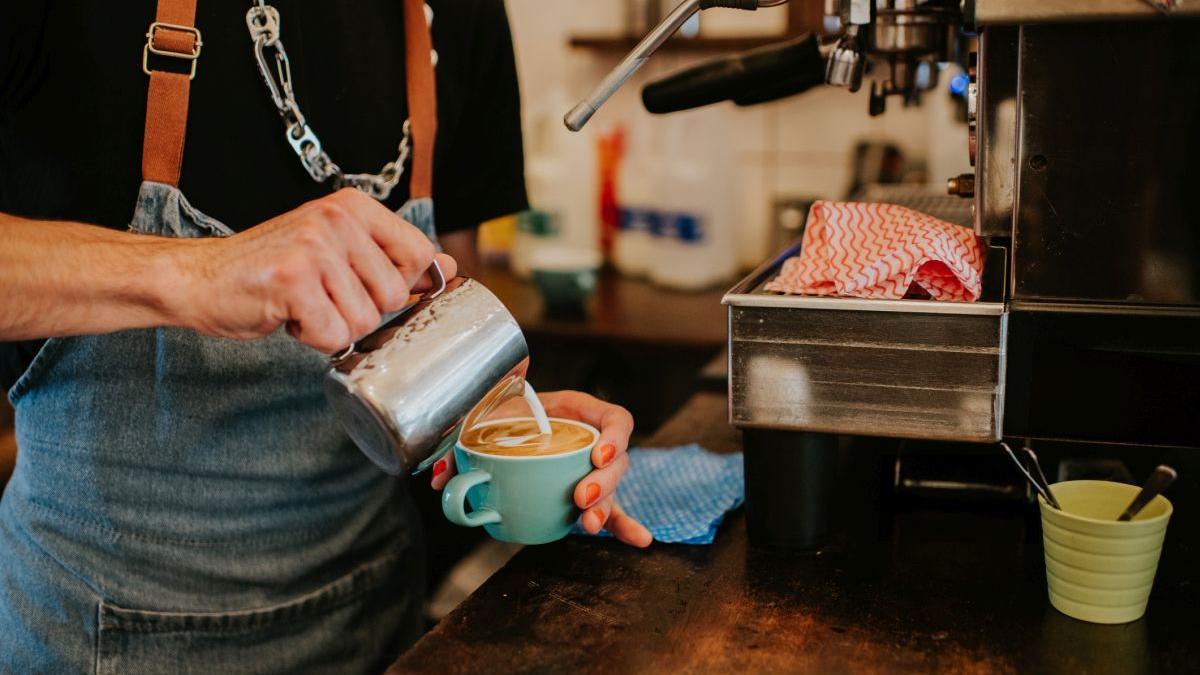angajat in cafenea prepara cafea