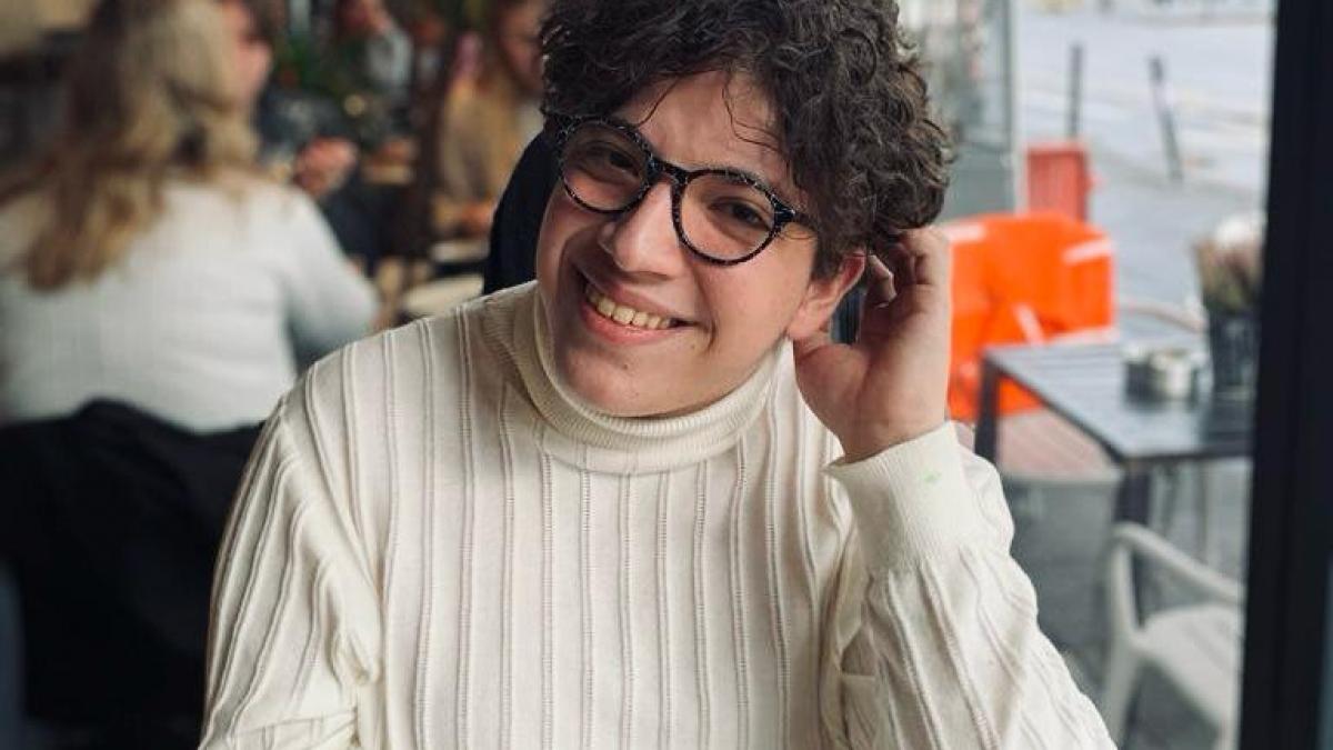 a cucerit elita frantei dar romania il umileste cu dosarul cu sina povestea geniului in scaun cu rotile care vrea sa fie roman