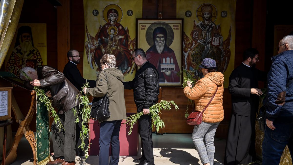 poză în care apar credincioşi prezenţi pe Dealul Mitropoliei, unde le-au fost împărţite ramuri de salcie sfintite în cadrul Slujbei Utreniei.