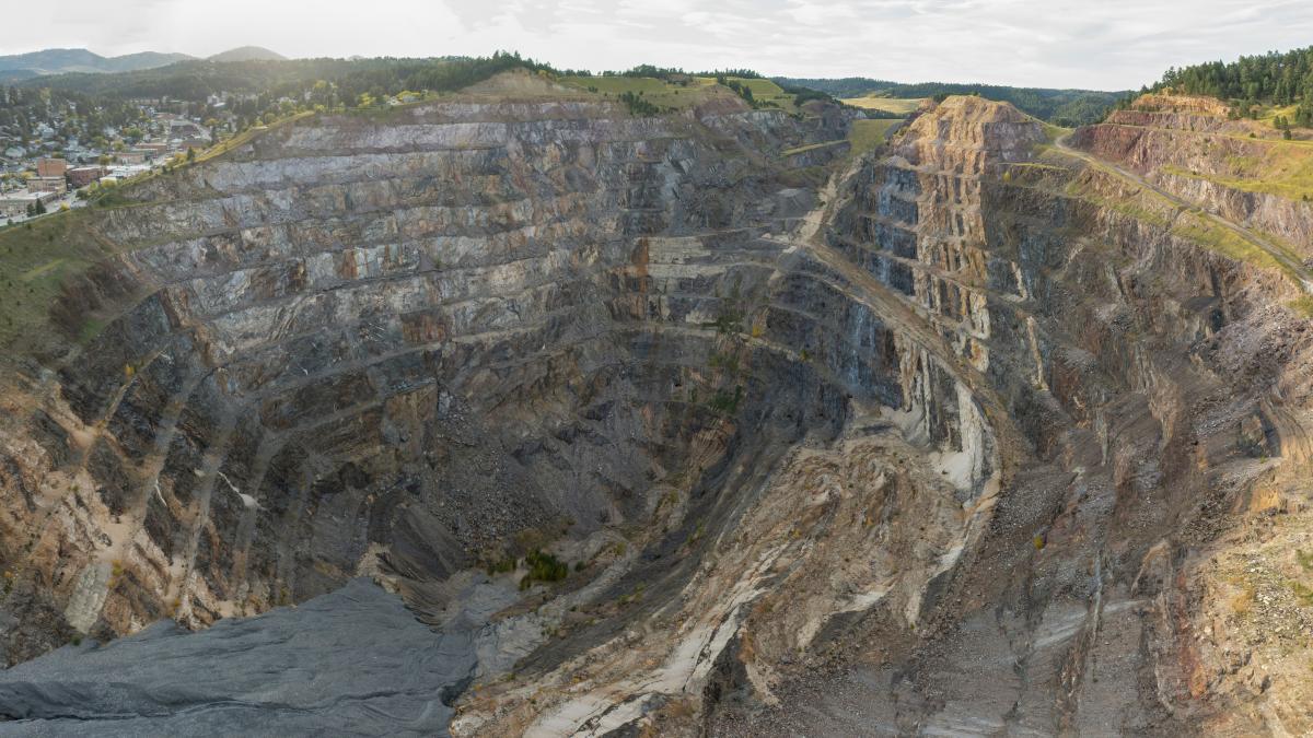 o tara din africa devine un jucator cheie pe piata aurului dupa deschiderea uneia dintre cele mai mari mine de pe continent