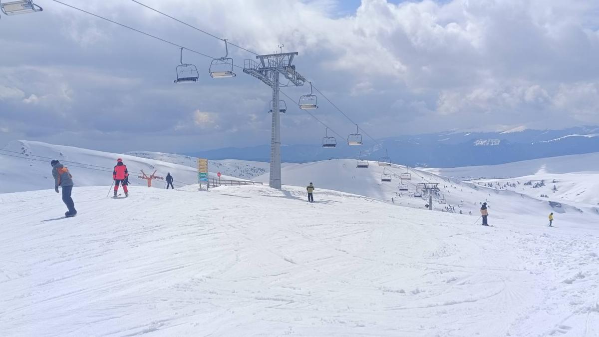 salvamontistii anunta conditii excelente de schi la sinaia de florii zapada e incredibil de buna