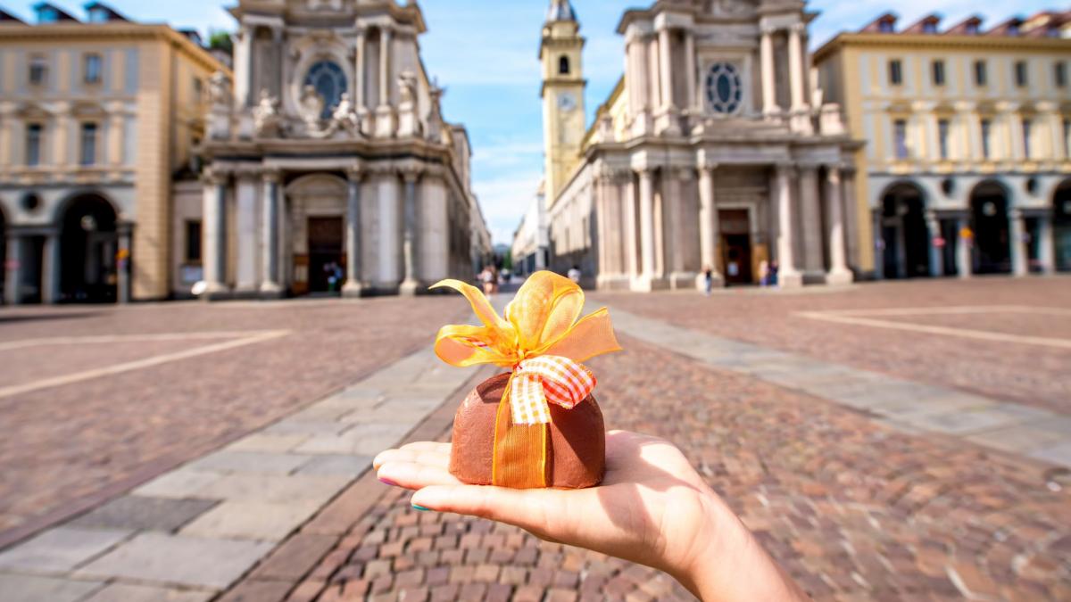pesoana cu o ciocolata in mana in torino