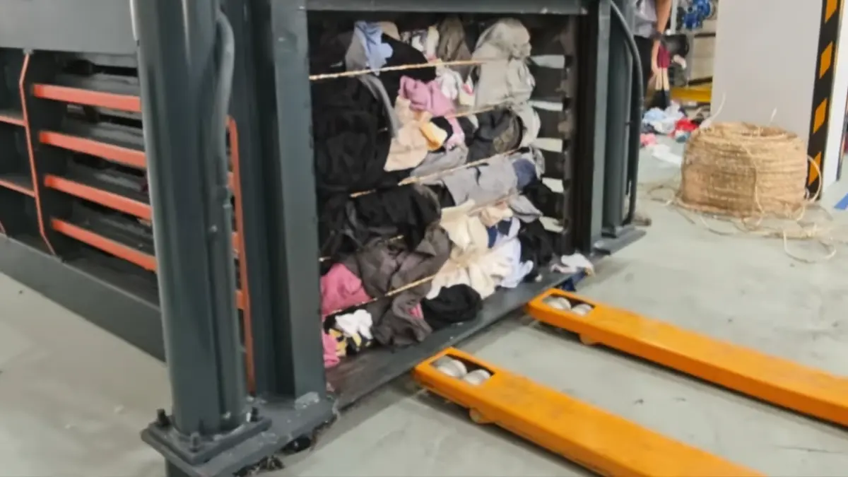 un robot de reciclare bazat pe inteligenta artificiala sorteaza 100 de kg de haine in 2 3 minute imagini spectaculoase din china