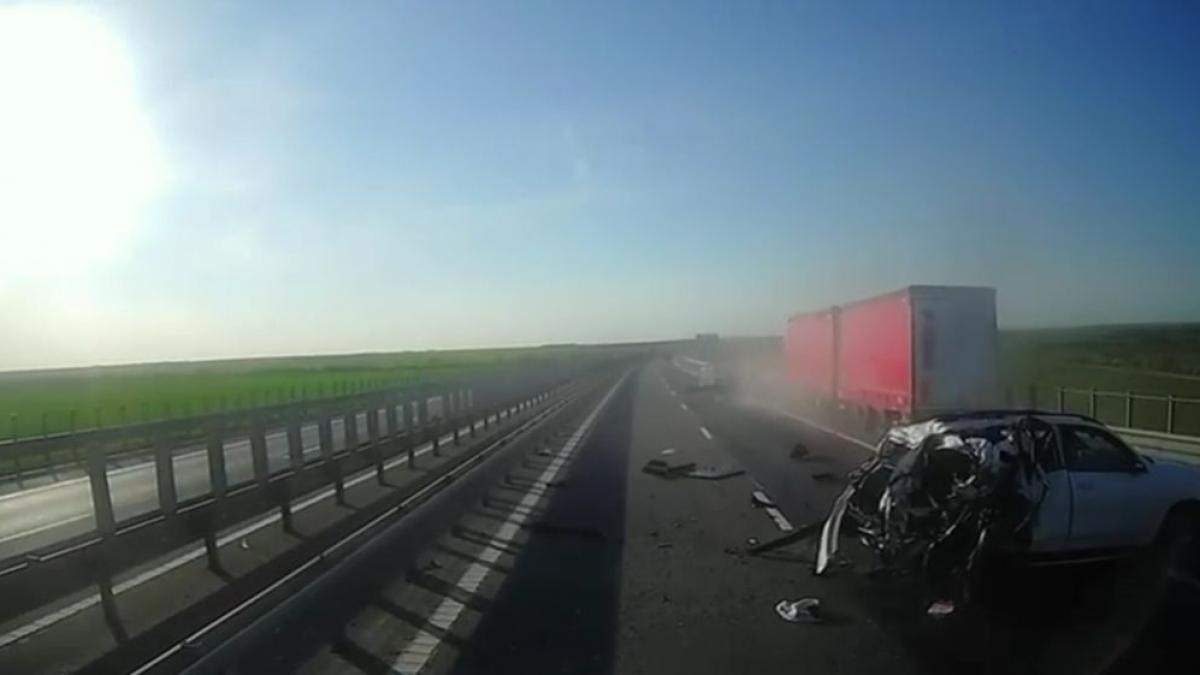 accident cumplit pe a1 doi soti au fost spulberati de un tir care a lovit o masina pe banda de urgenta intervine elicopterul smurd