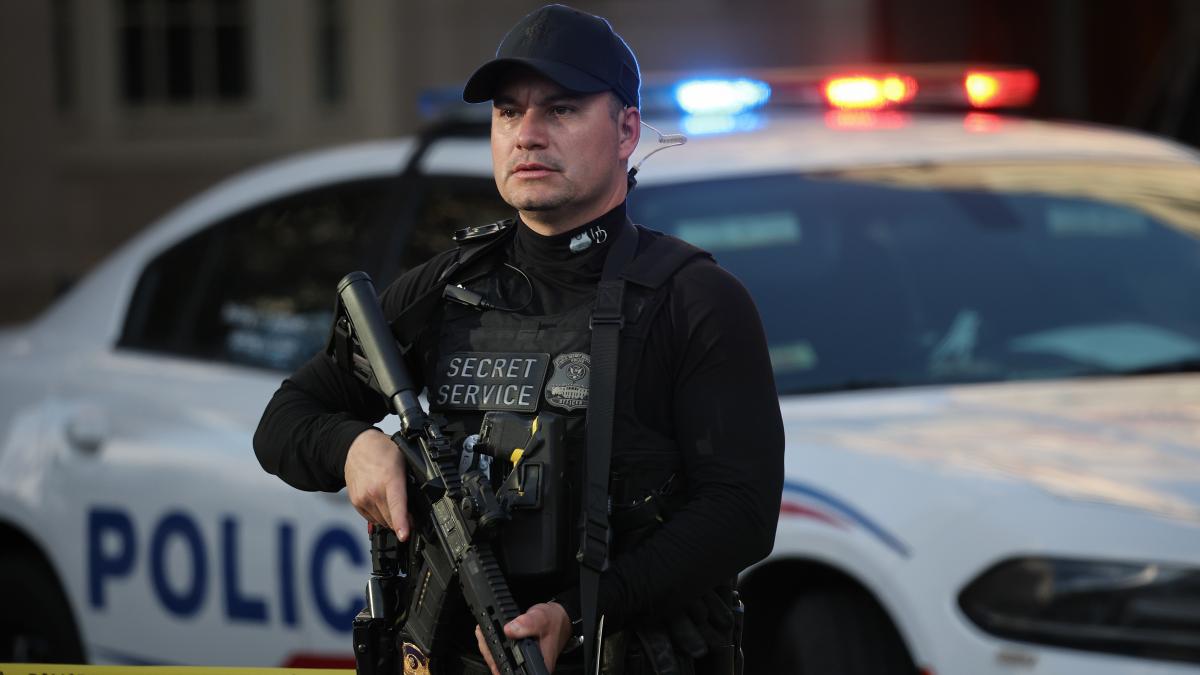 alerta la casa alba s au tras focuri de arma in parcul din apropiere un suspect este cautat