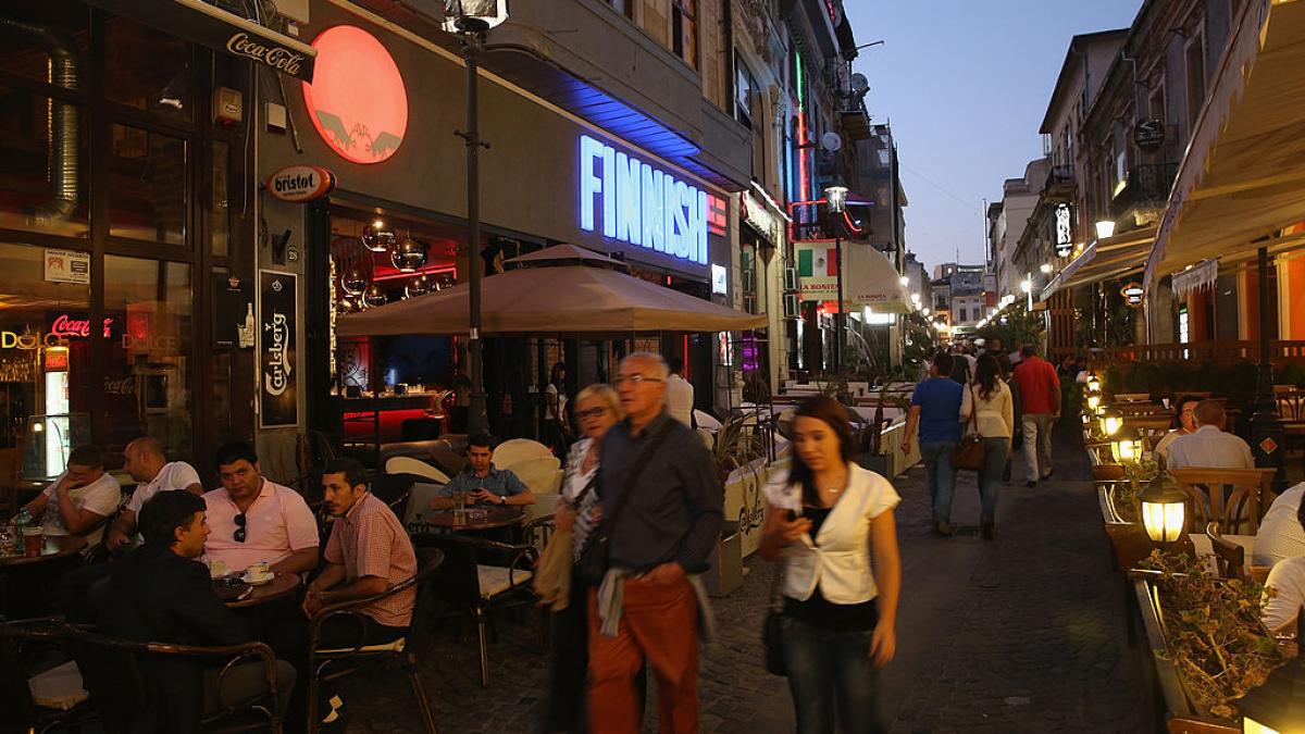 oameni in centrul vechi 