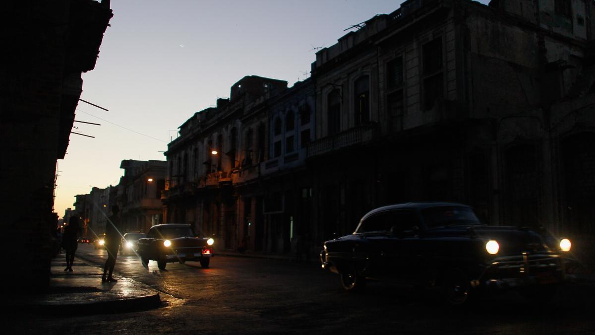 masini de epoca in havana, pe intuneric