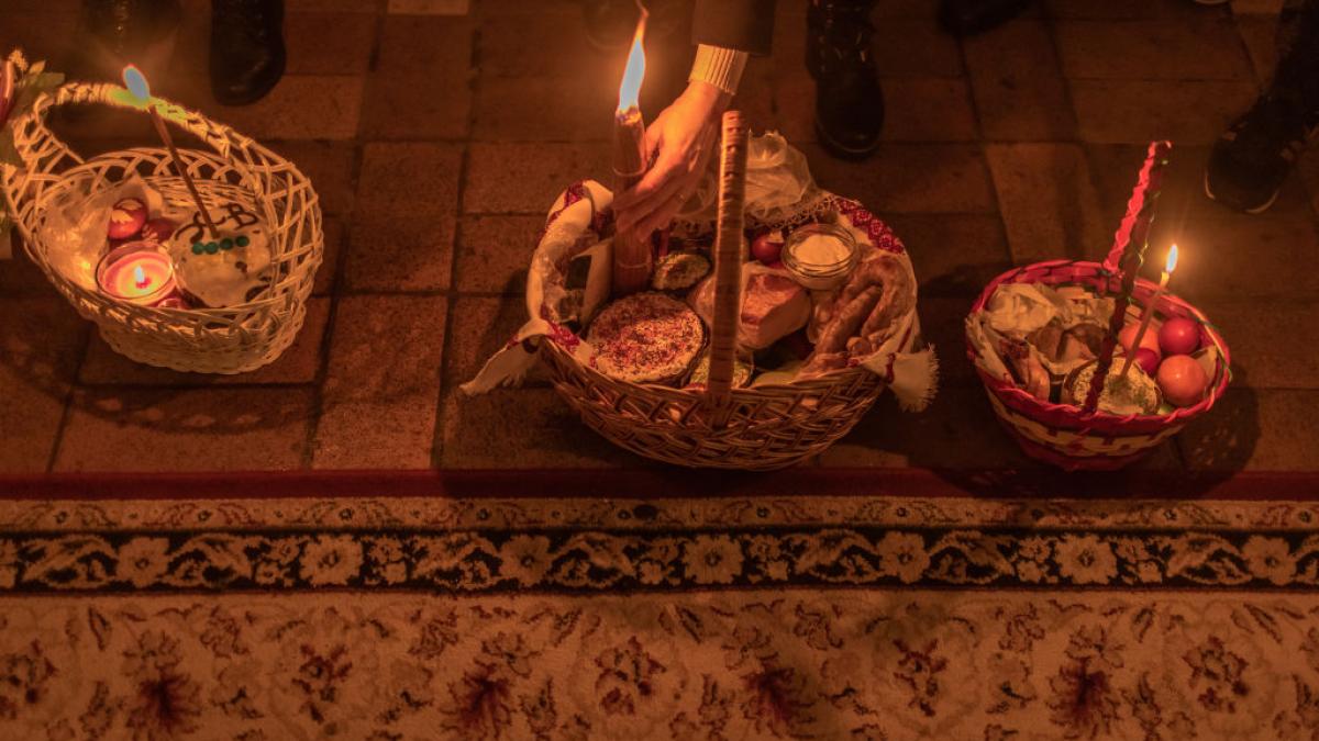 cos pentru biserica cu lumanare si oua de paste