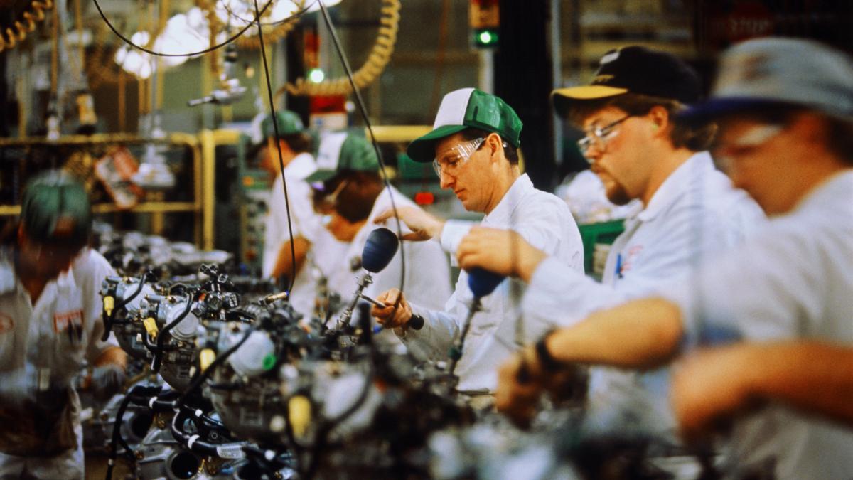 orice dar nu masini ar putea productia de armament sa salveze industria auto din europa