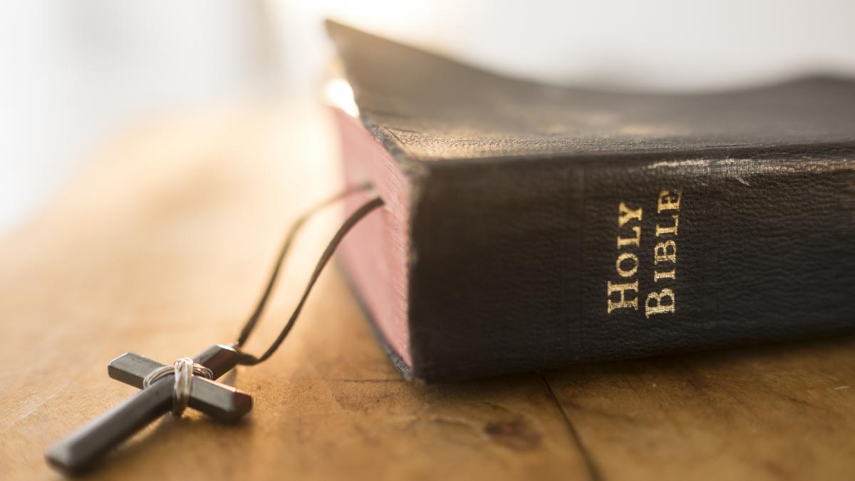 povestea incredibila a tanarului farmacist care colectioneaza biblii de lux