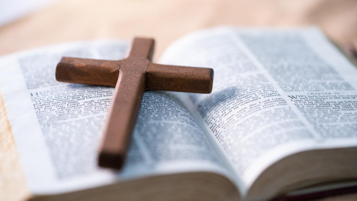 o cruce și o biblie