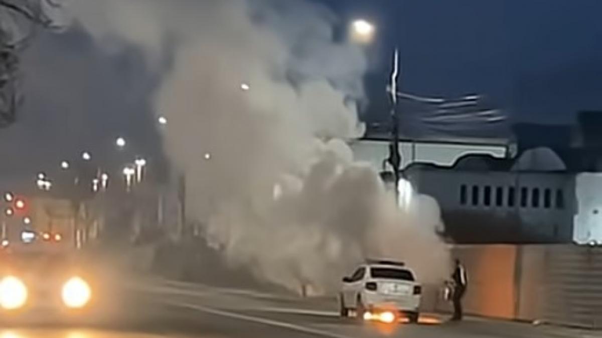 un logan de politie a luat foc in trafic pe o strada din iasi