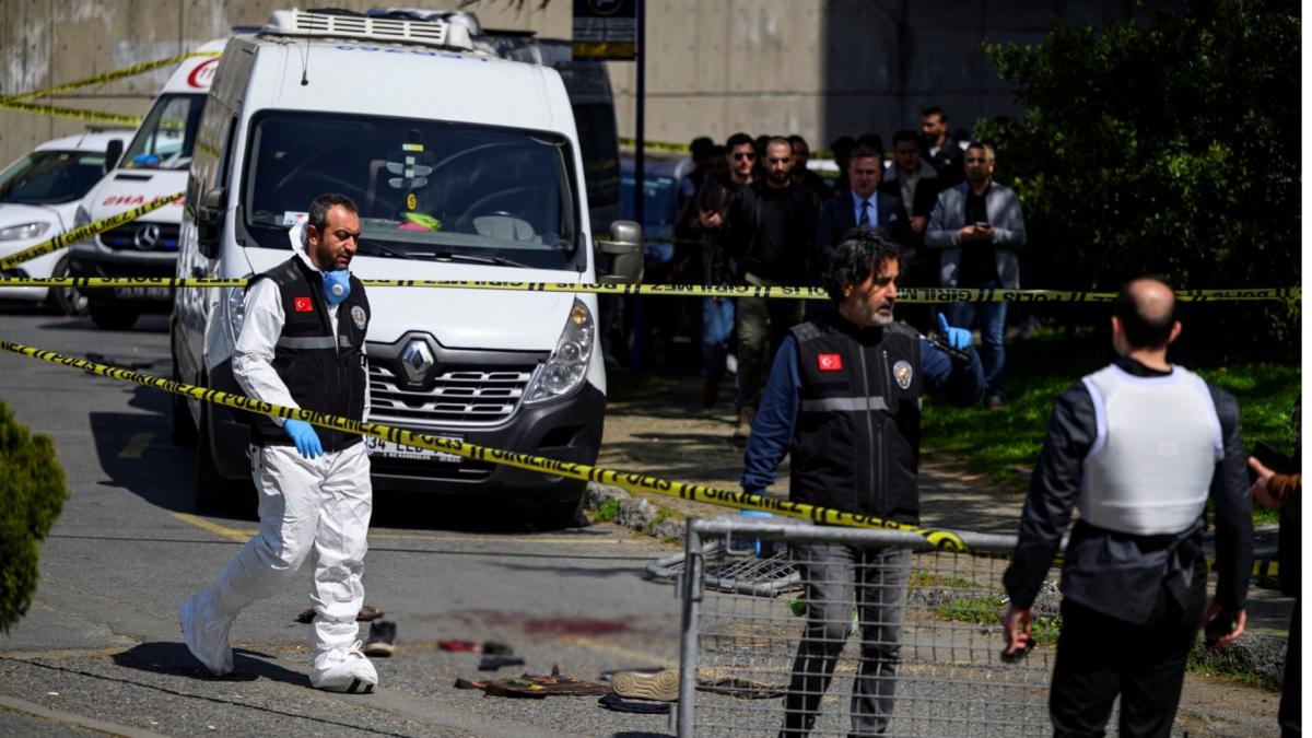 atac terorist langa consulatul isarelului din istanbul doi politisti au fost impuscati un atacator a fost ucis si doi neutralizati