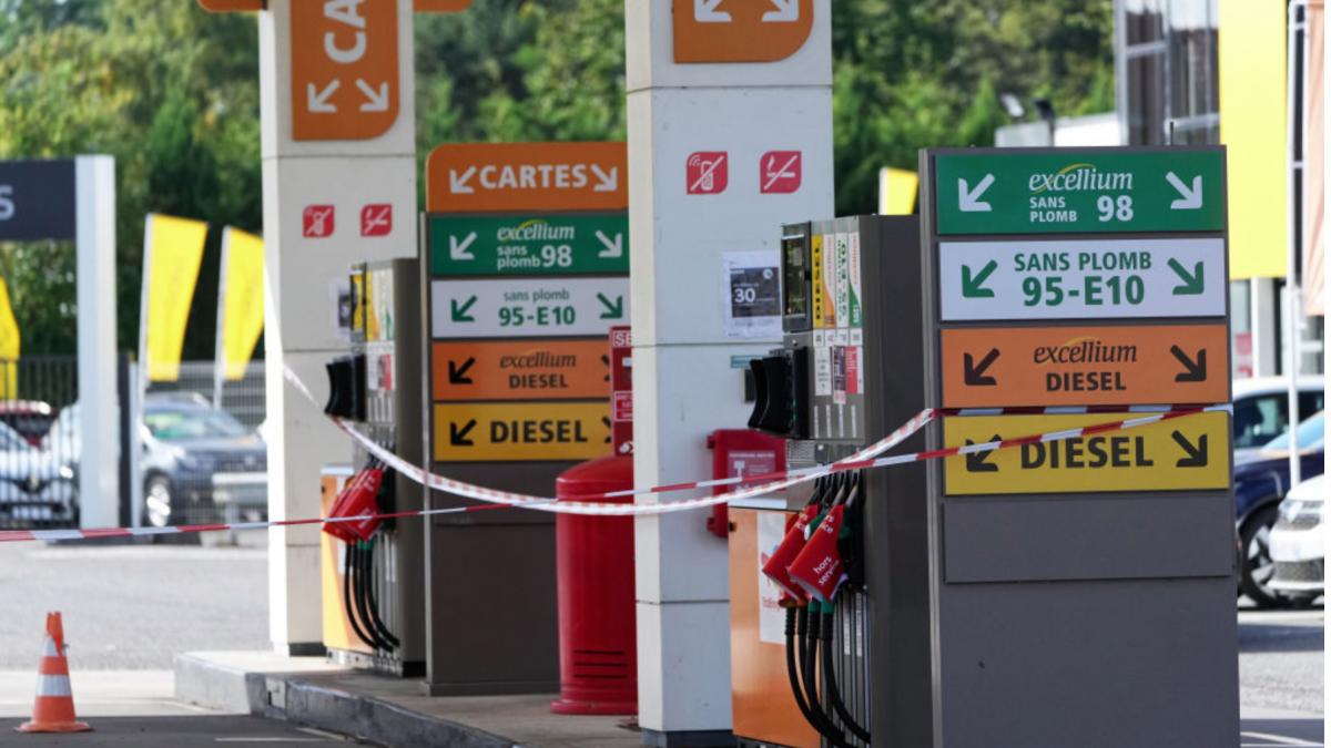 criza combustibililor 18 dintre benzinarii au ramas deja fara unii carburanti pe care ii vand de obicei in franta