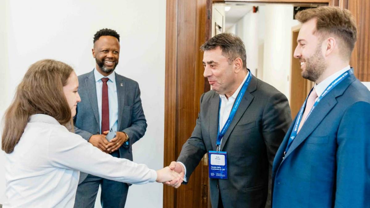 e infra si london business school burse de 500 000 de euro pentru formarea viitorilor lideri romani