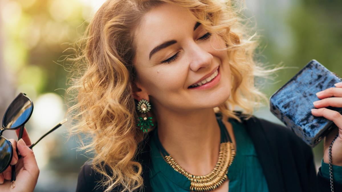 femeie care zambeste