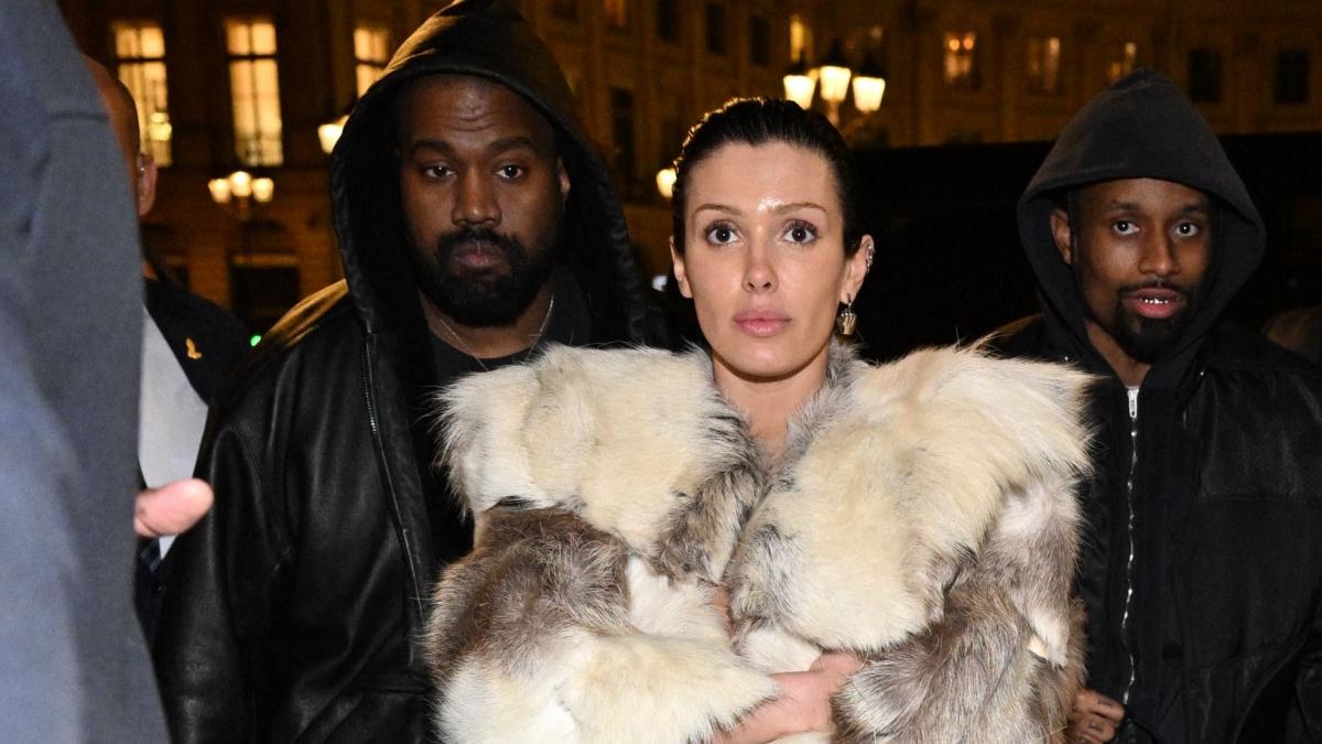 poza in care apar Kanye West, alături de soţia lui, Bianca Censori