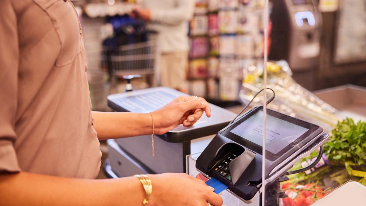 o casiera a fost concediata dupa 20 de ani de munca pentru ca nu a scanat doua produse in valoare de 30 de euro