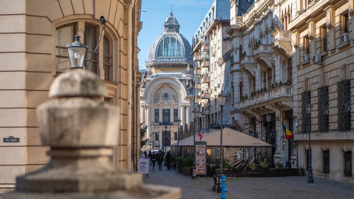 poza in care apare o terasa din Centrul Vechi al Bucureştiului