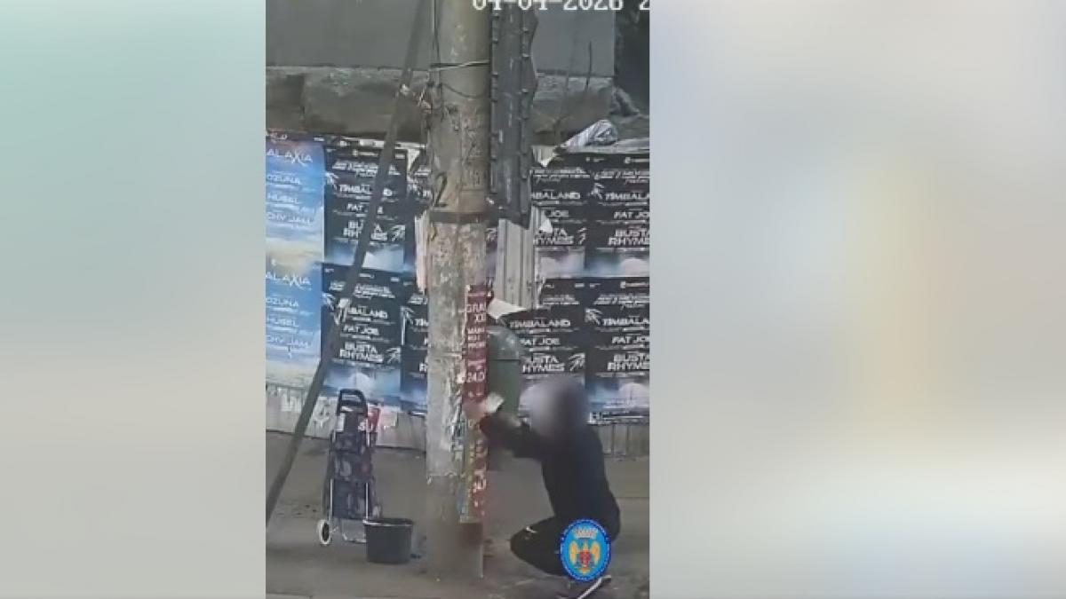un barbat prins pe camerele video din bucuresti cand lipea ilegal afise prin oras politia locala a anuntat amenda usturatoare